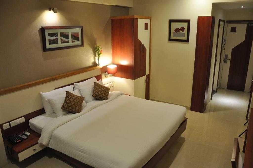 Hotel Excellency Бхубанешвар Екстериор снимка