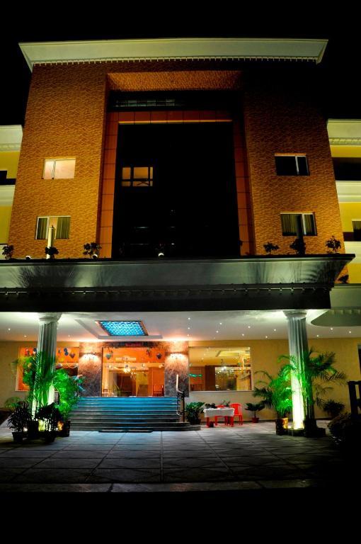 Hotel Excellency Бхубанешвар Екстериор снимка