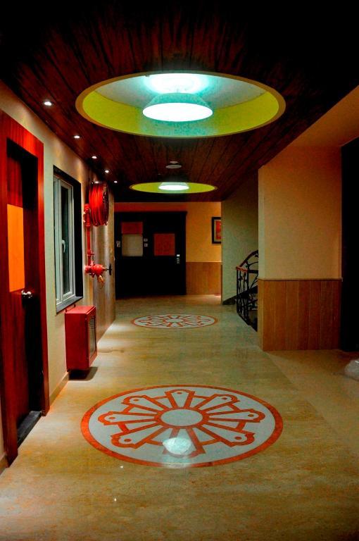 Hotel Excellency Бхубанешвар Екстериор снимка