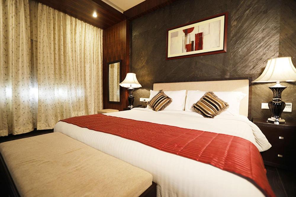 Hotel Excellency Бхубанешвар Екстериор снимка